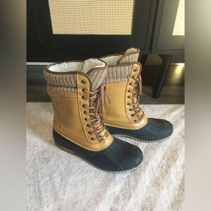 SOLD. Snowboots